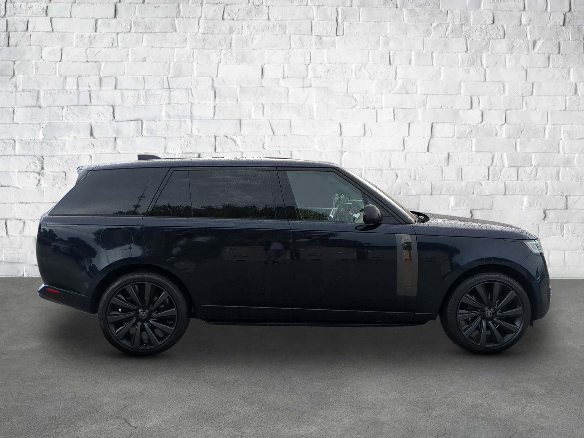 2025 Land Rover Range Rover SV photo 6