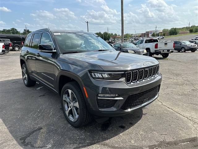 2025 Jeep Grand Cherokee Limited photo 3
