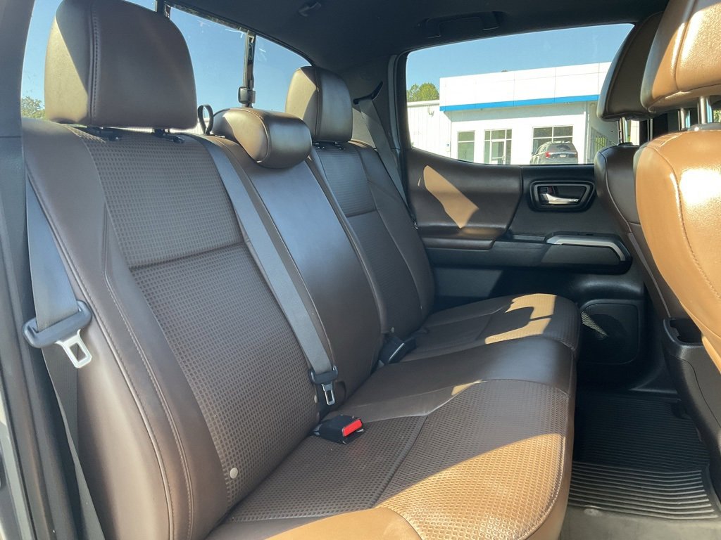 2016 Toyota Tacoma Limited photo 17