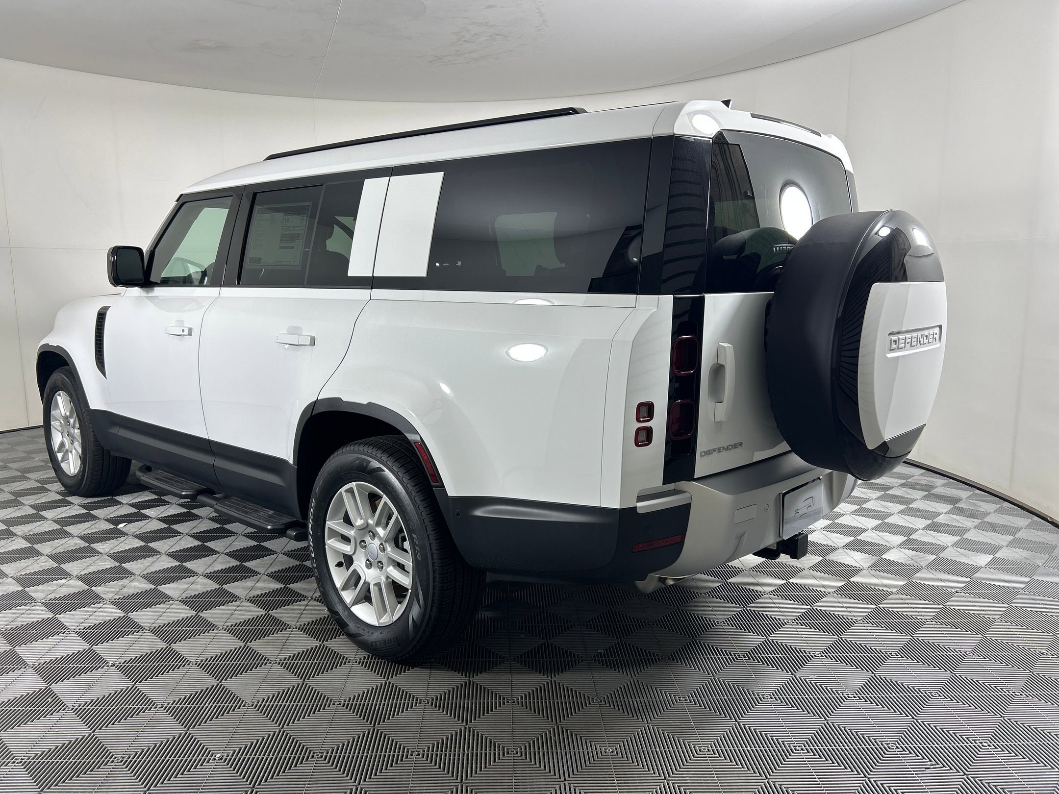 2025 Land Rover Defender 130 S photo 2