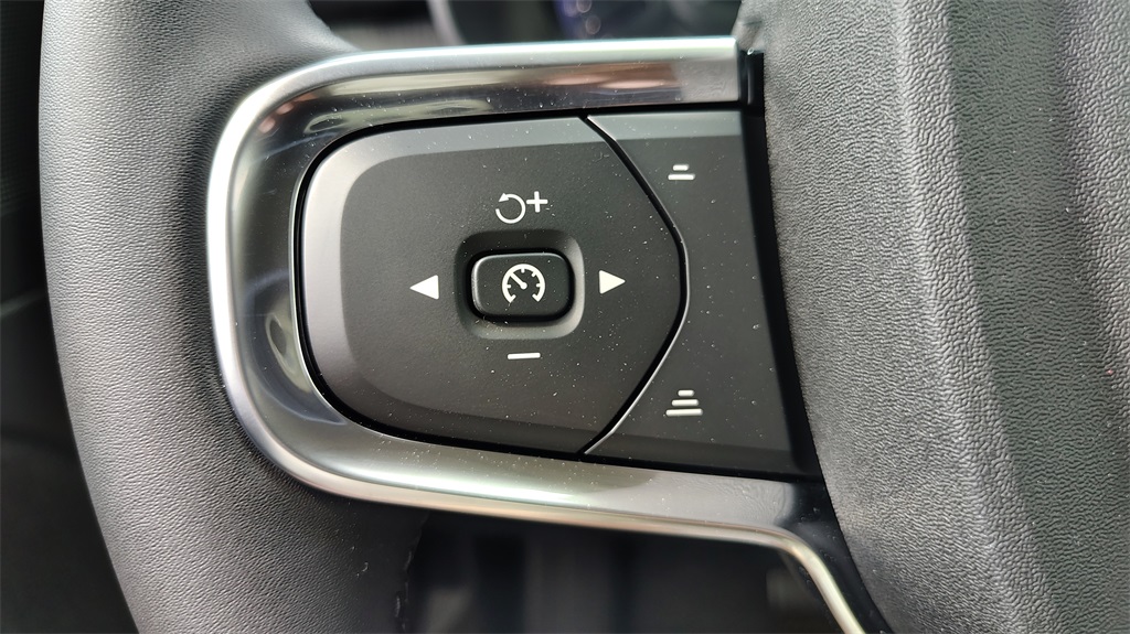 2026 Volvo XC40 Core photo 16