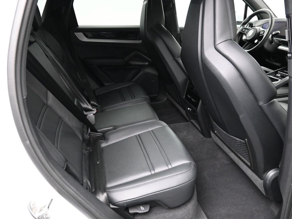 2024 Porsche Cayenne Base photo 8