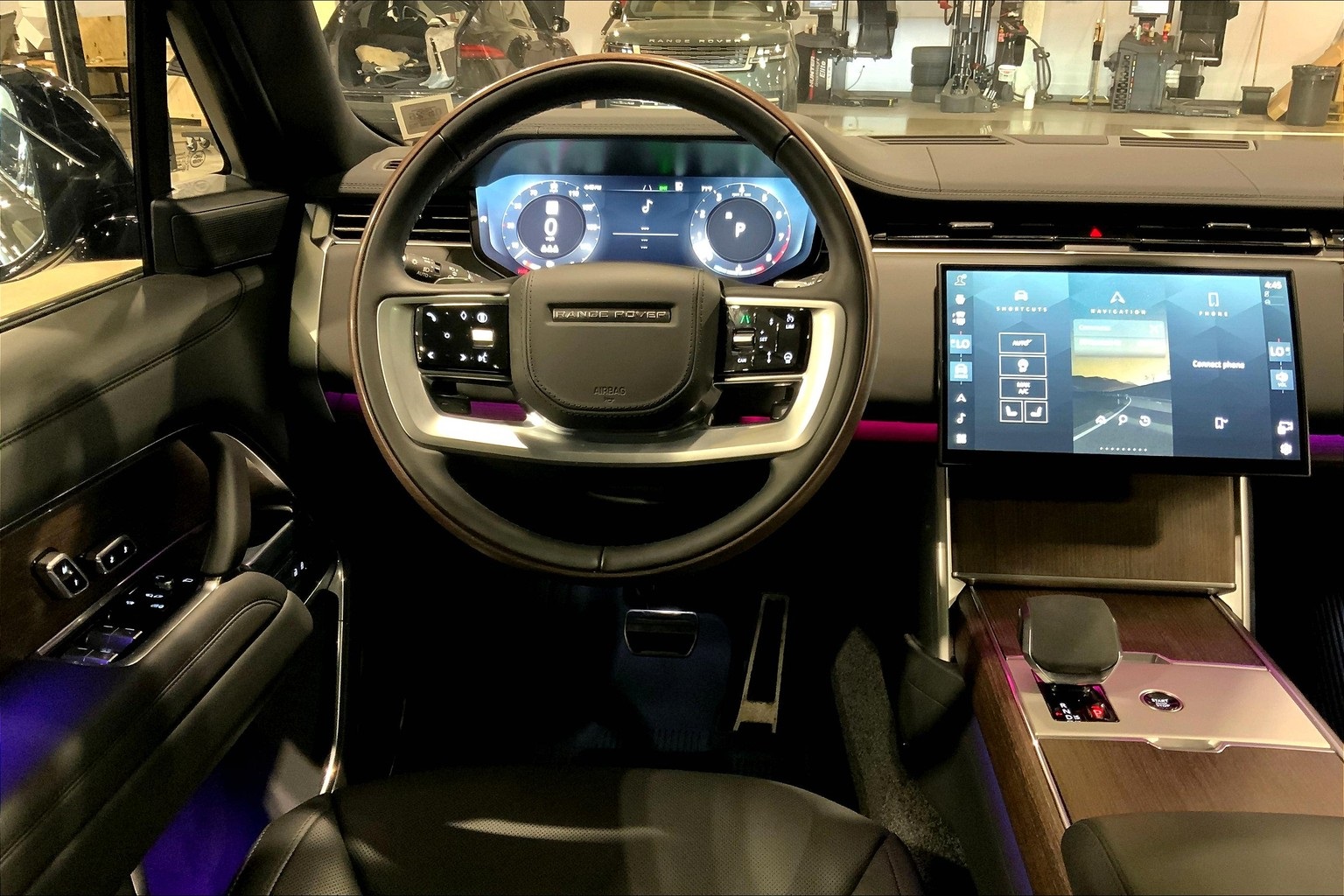 2025 Land Rover Range Rover SE photo 3