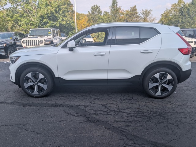 2025 Volvo XC40 Core photo 2