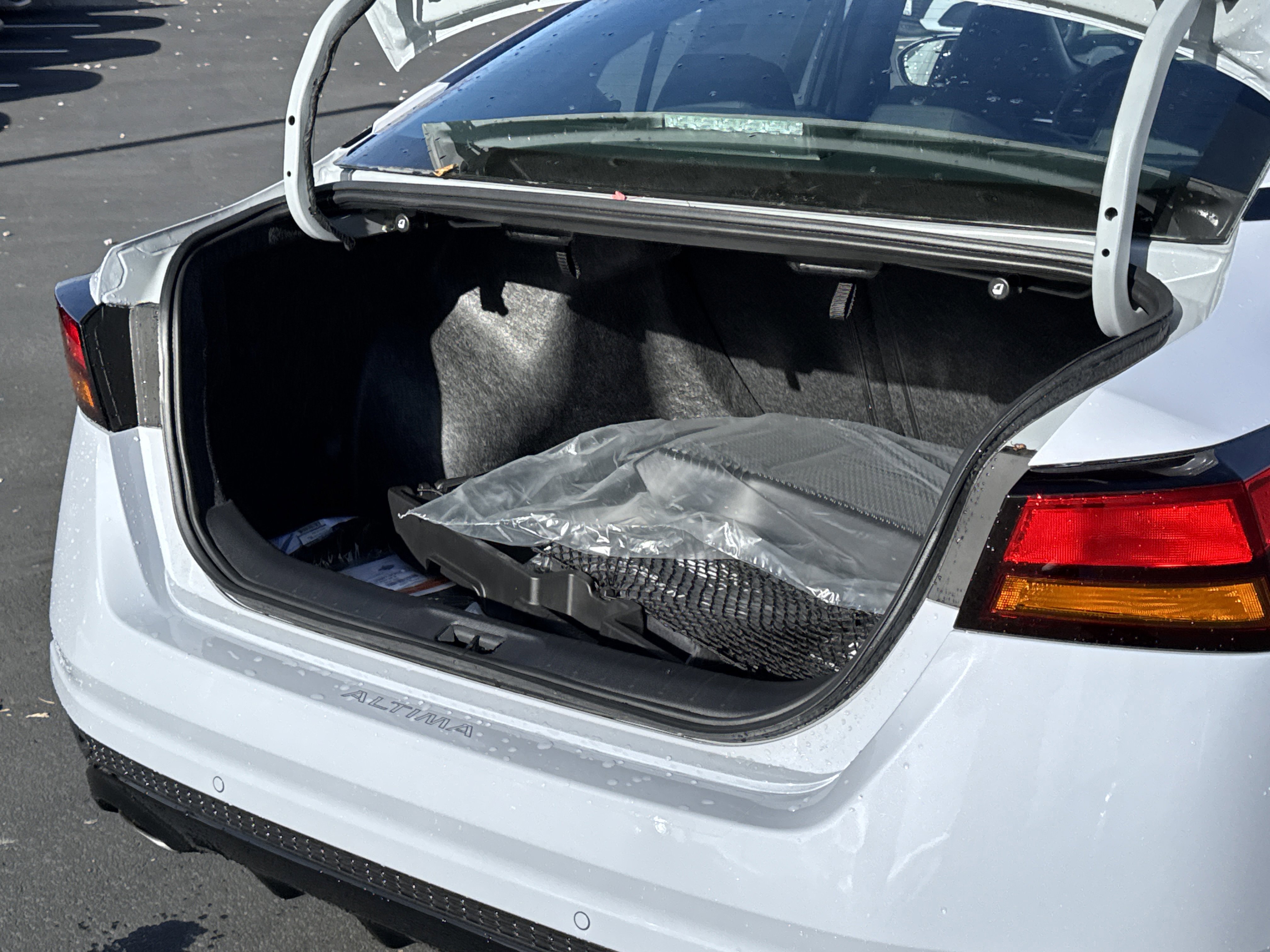 2025 Nissan Altima SR photo 4