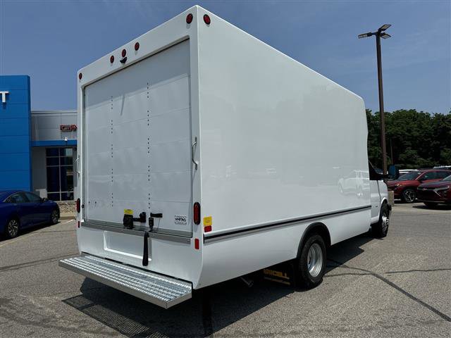 2024 Chevrolet Express Cutaway 3500 photo 3