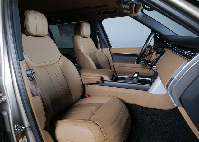 2025 Land Rover Range Rover SE photo 2