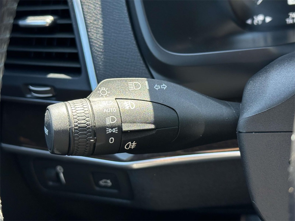 2019 Volvo XC90 T6 Momentum photo 23