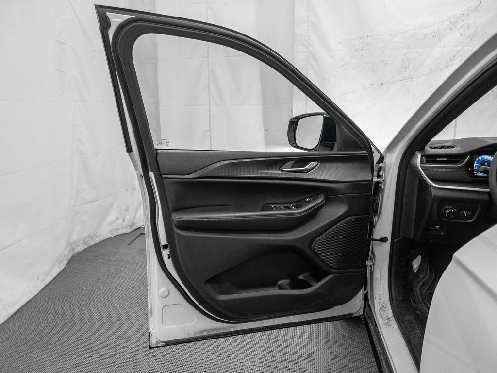 2023 Jeep Grand Cherokee Altitude photo 12