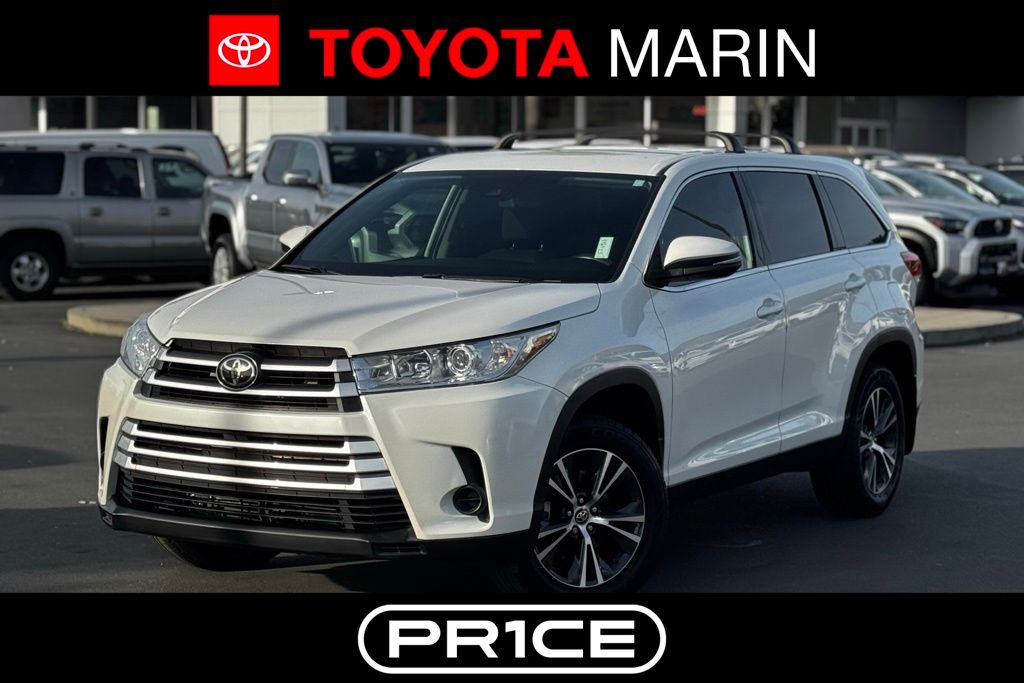 2019 Toyota Highlander LE's photo