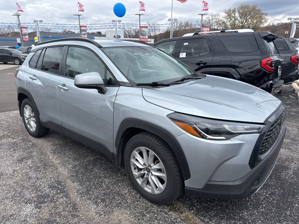 2023 Toyota Corolla Cross LE photo 2