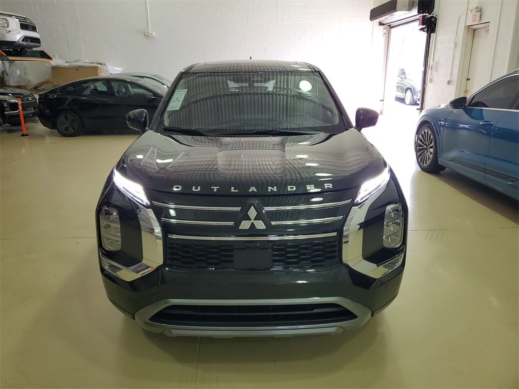 2025 Mitsubishi Outlander SE photo 3