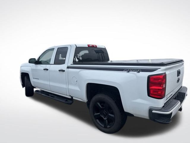 2017 Chevrolet Silverado 1500 Custom photo 2