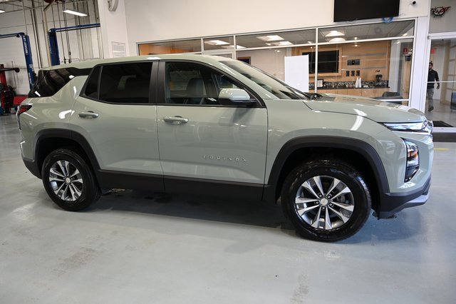 2026 Chevrolet Equinox photo 2