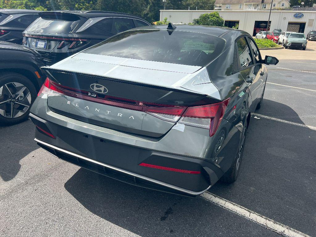 2025 Hyundai Elantra SEL Sport photo 3