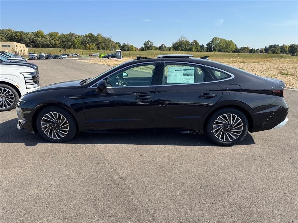 2026 Hyundai Sonata Hybrid Limited photo 2