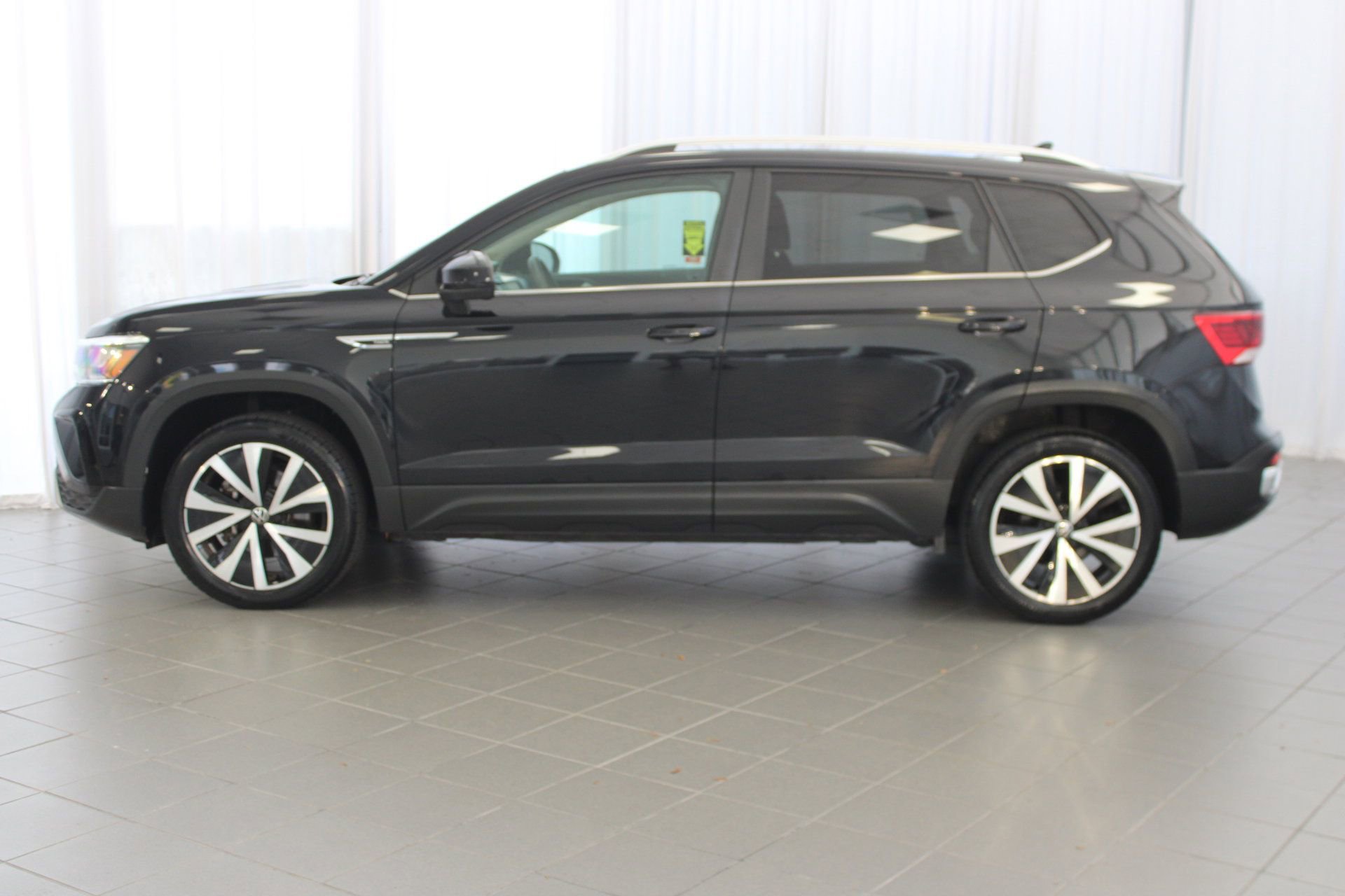 2022 Volkswagen Taos SE photo 2