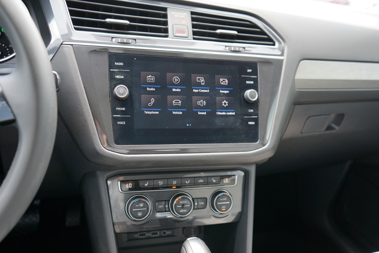 2020 Volkswagen Tiguan SEL photo 16