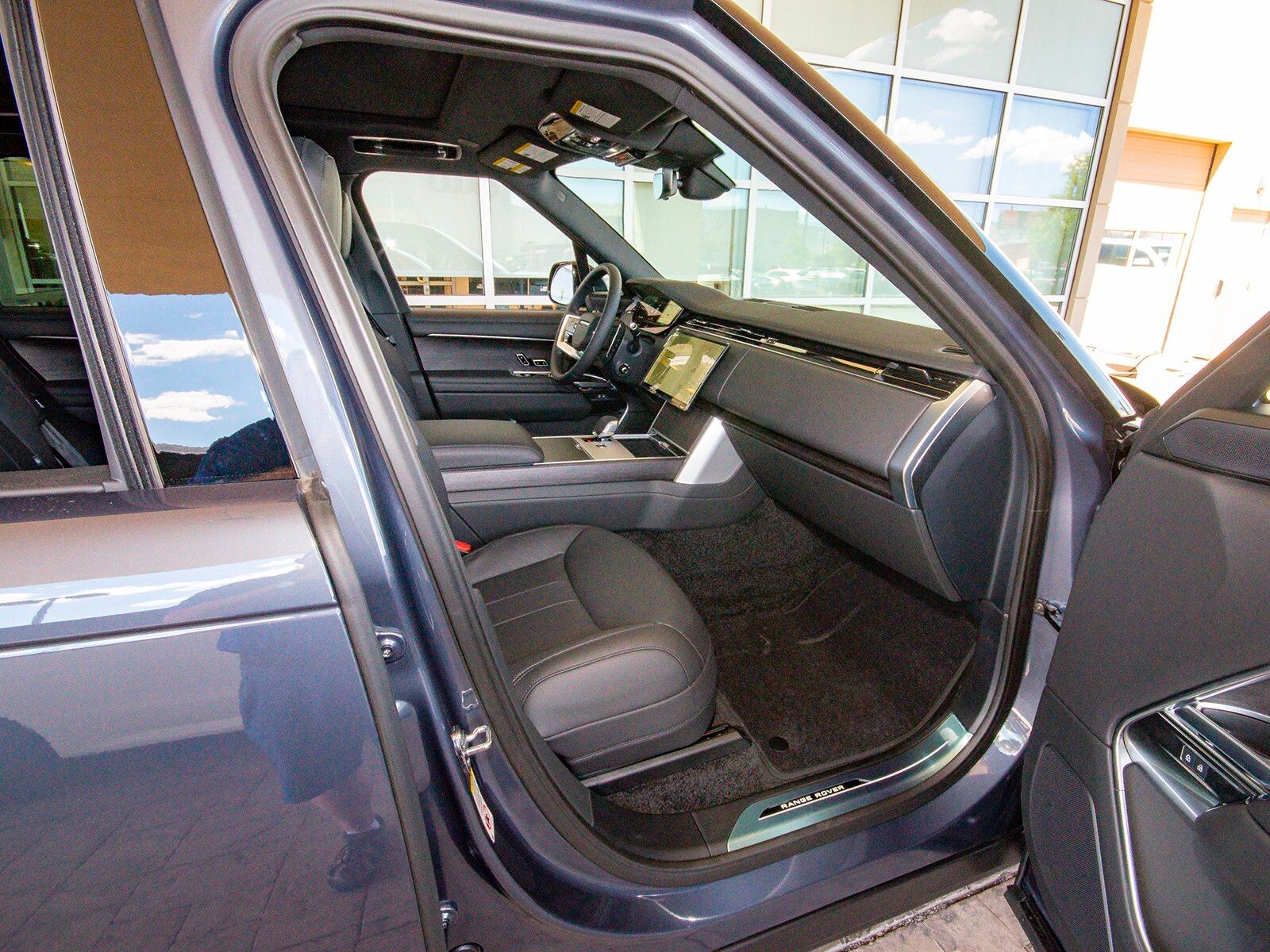 2025 Land Rover Range Rover SE photo 36