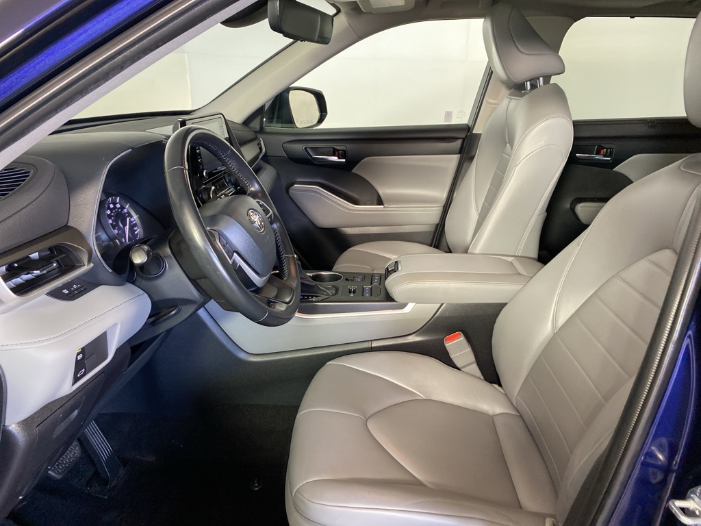 2022 Toyota Highlander XLE photo 2