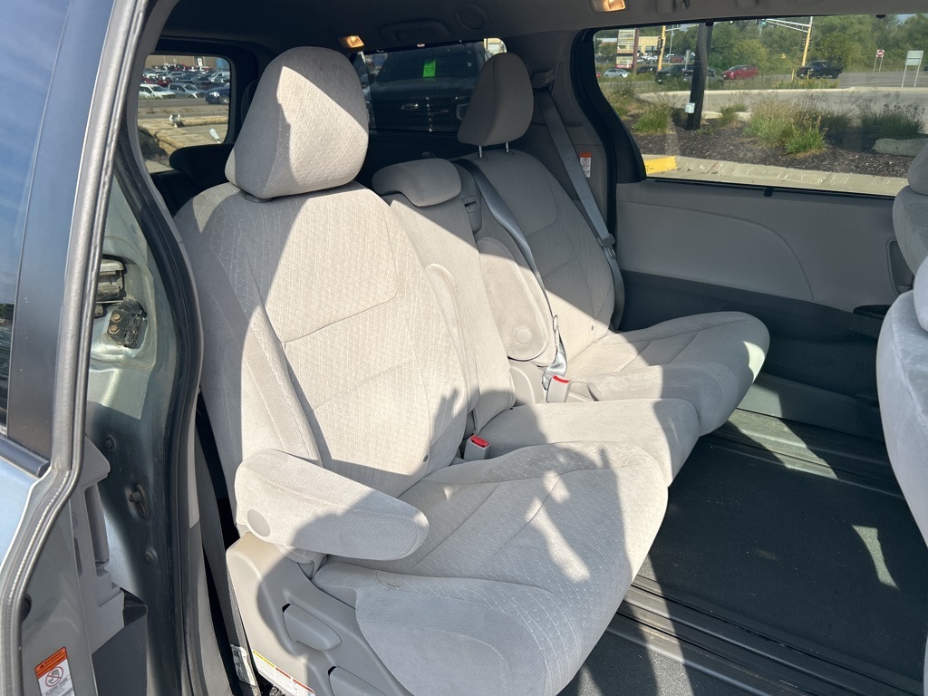 2020 Toyota Sienna LE photo 23