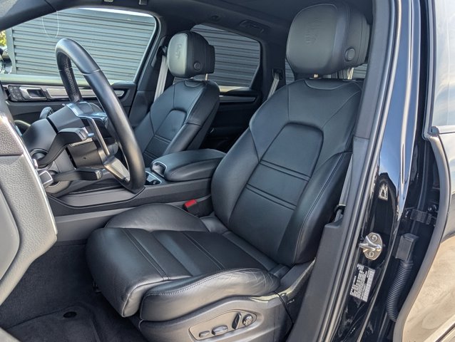 2023 Porsche Cayenne Platinum Edition photo 4