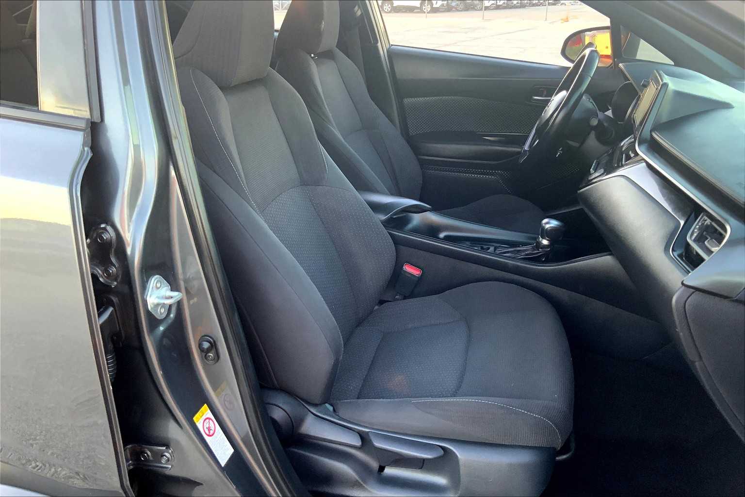 2018 Toyota C-HR XLE Premium photo 8