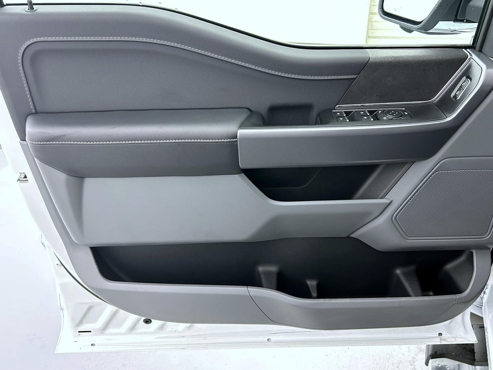 2025 Ford F-150 XLT photo 9