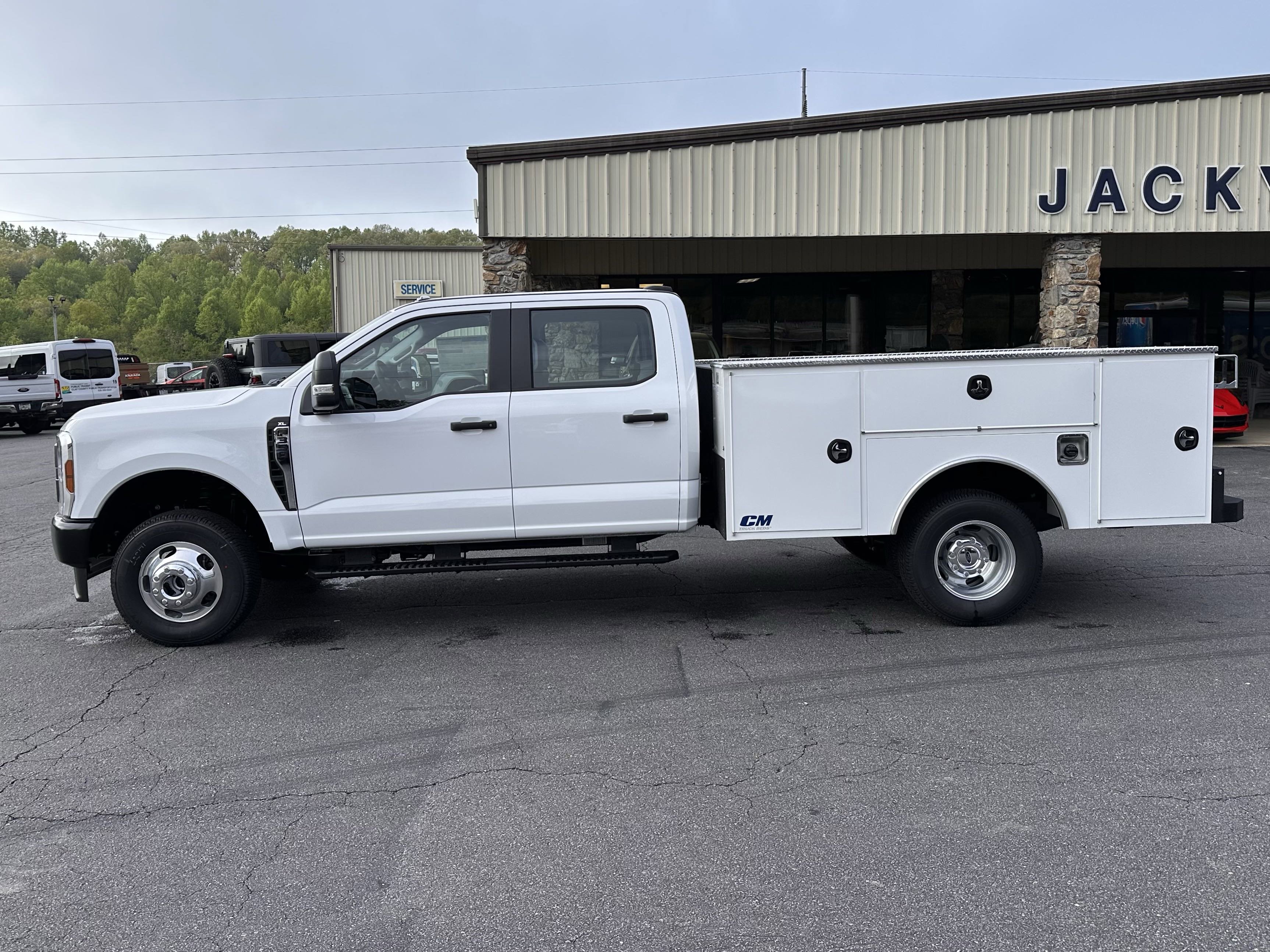 2025 Ford F-350 Super Duty Chassis Cab XL's photo