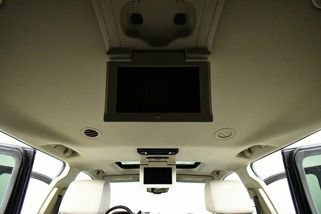 2017 Chevrolet Suburban LT photo 4