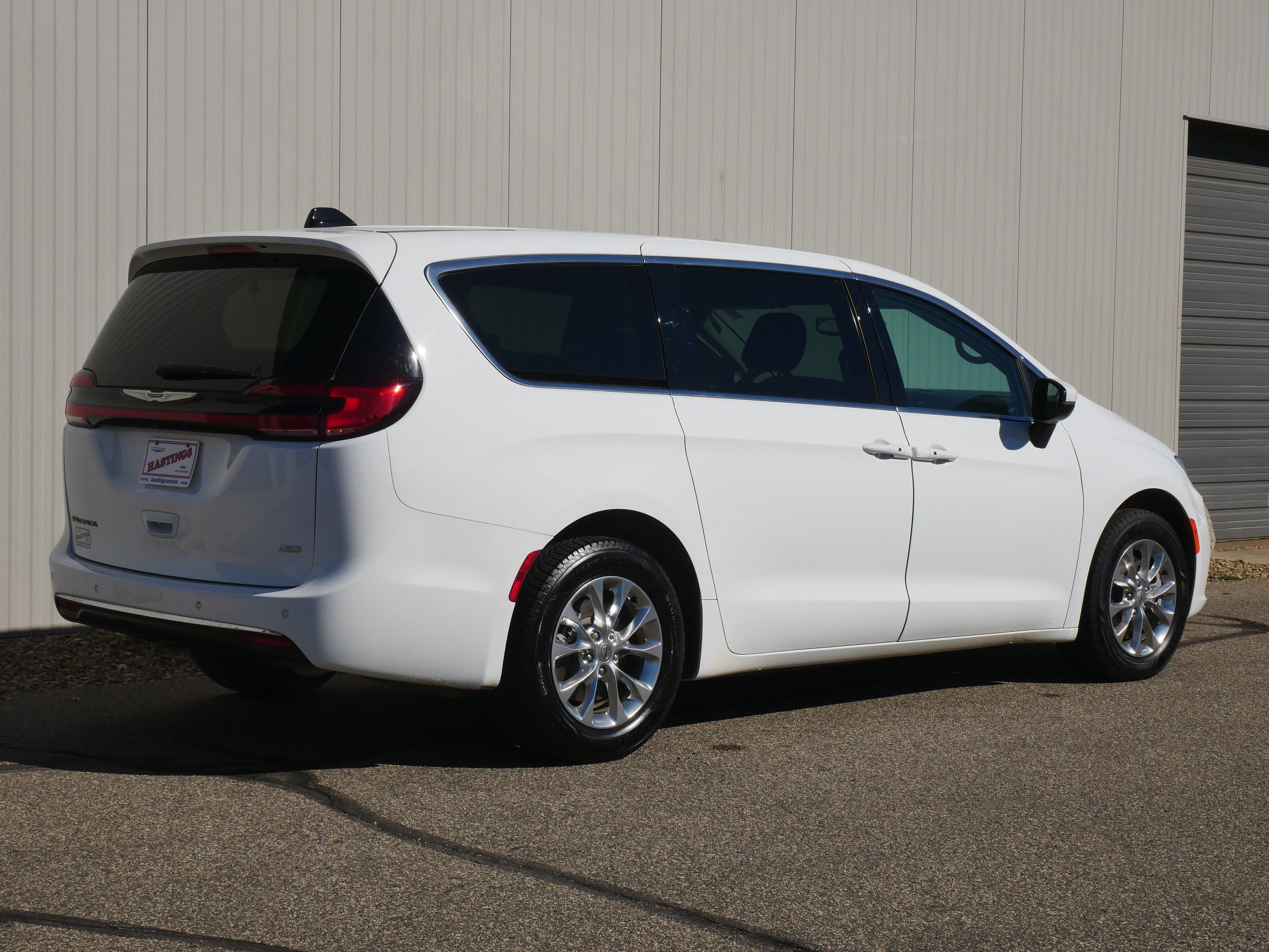 2023 Chrysler Pacifica Touring L photo 3