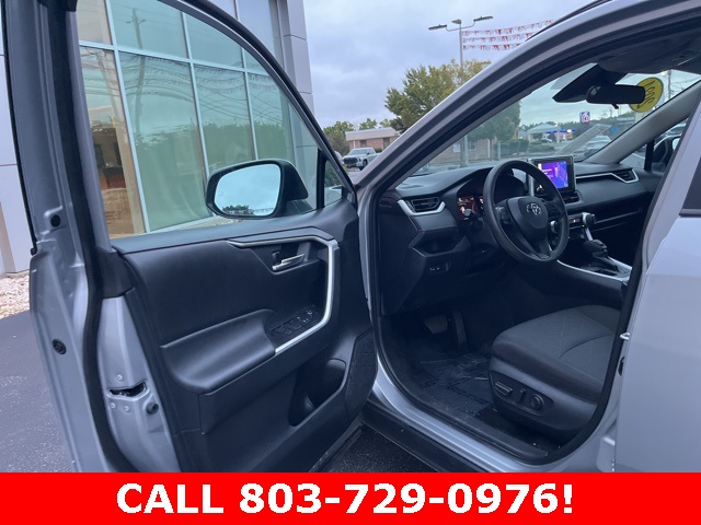 2024 Toyota RAV4 XLE photo 2