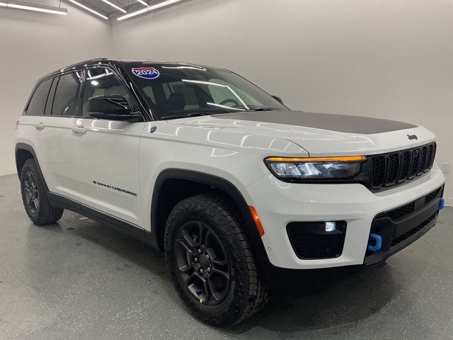 New 2024 Bright White Clear-Coat Exterior Paint Jeep Trailhawk 4xe image 8