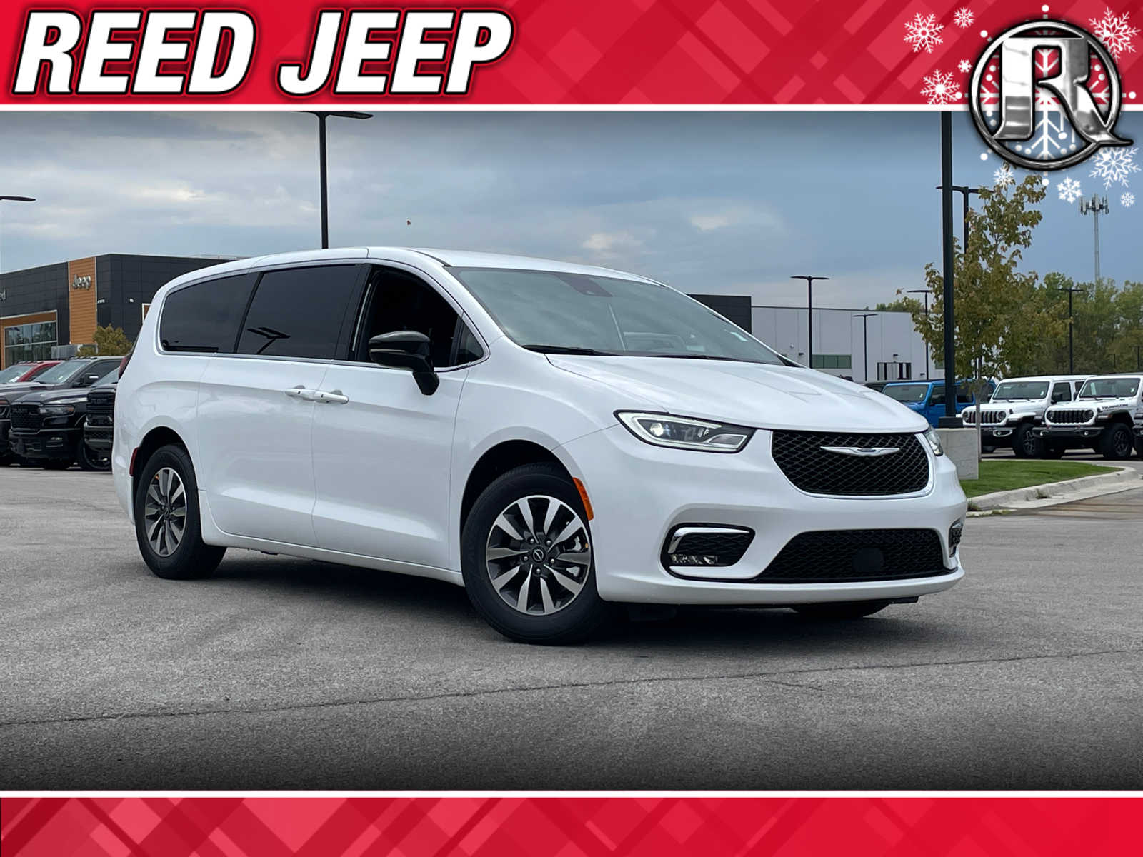 2026 Chrysler Pacifica PHEV Select's photo