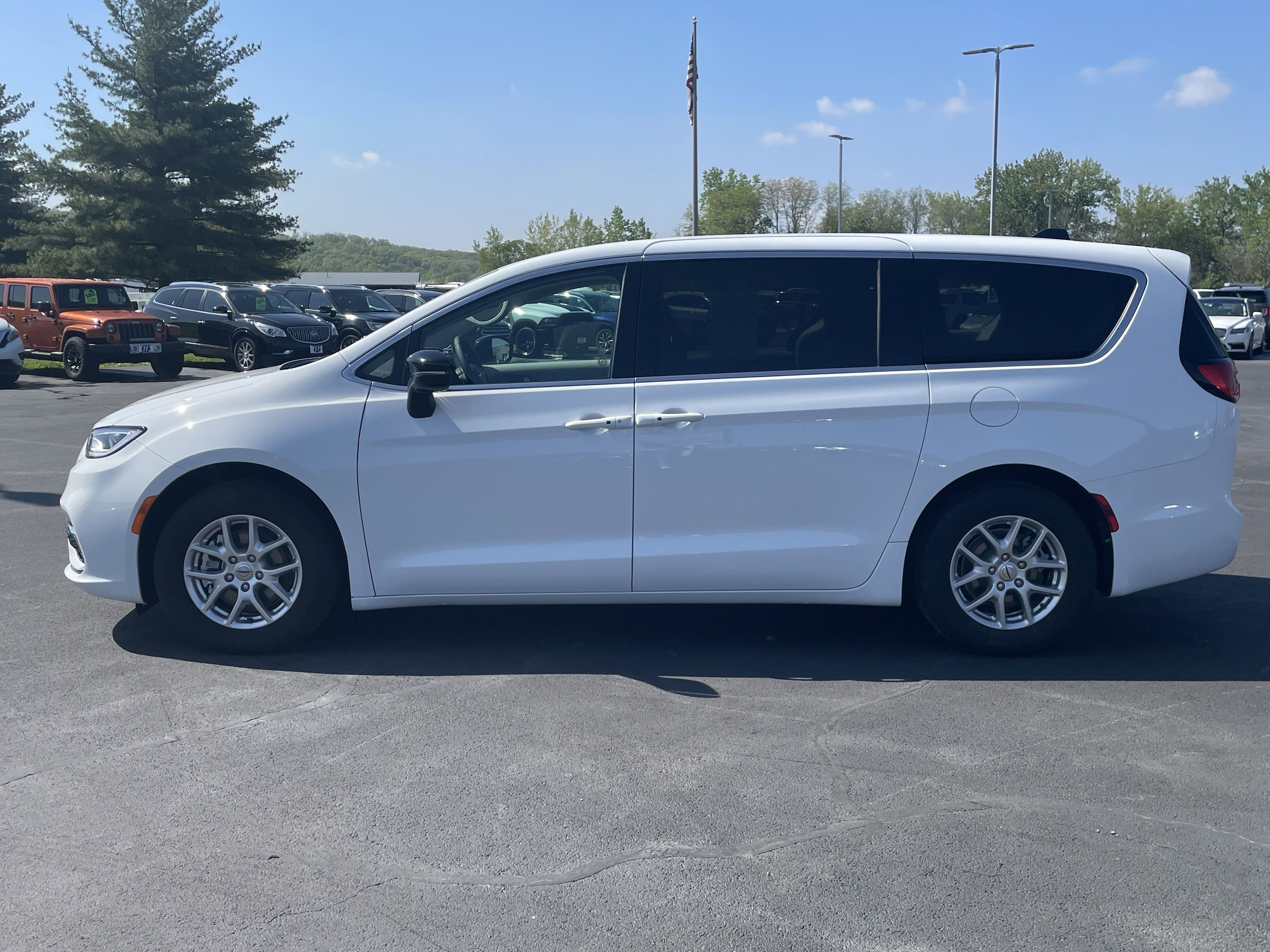 2024 Chrysler Pacifica Touring L photo 3