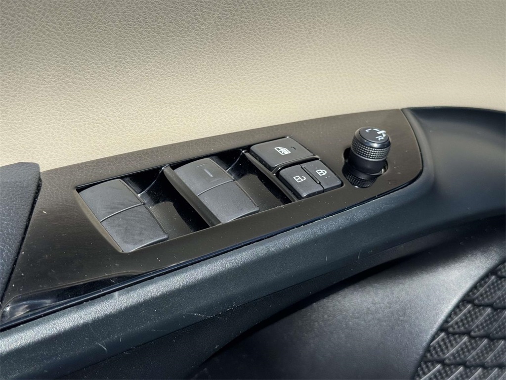 2021 Toyota Prius LE photo 27