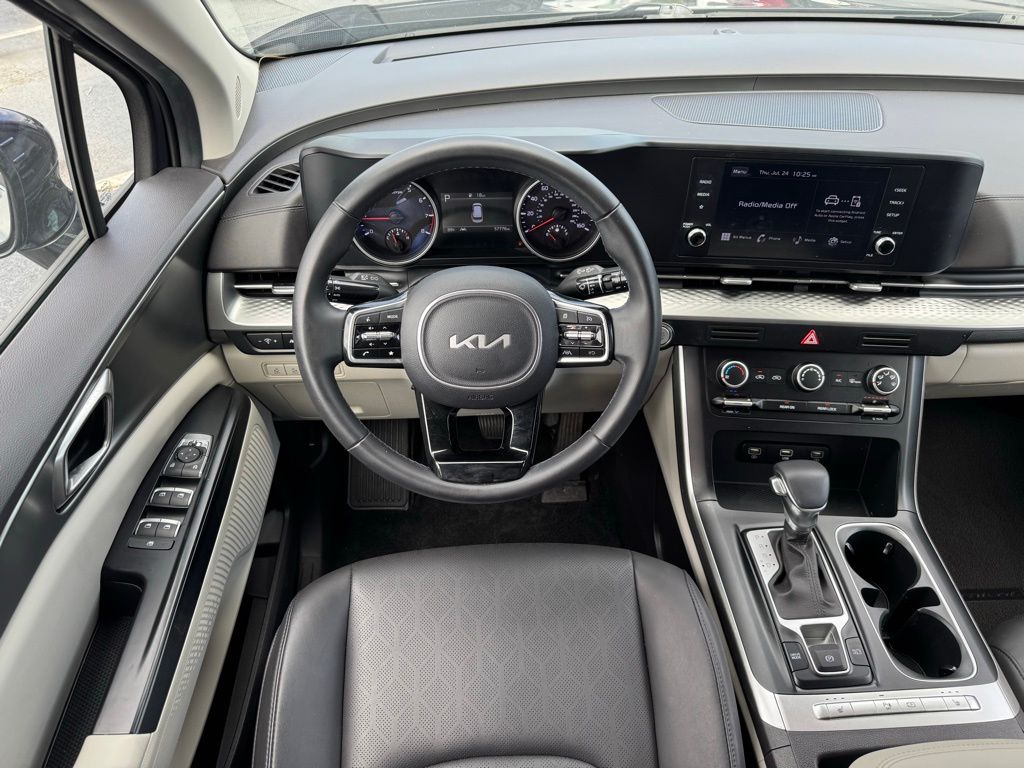 2023 Kia Carnival LX photo 9