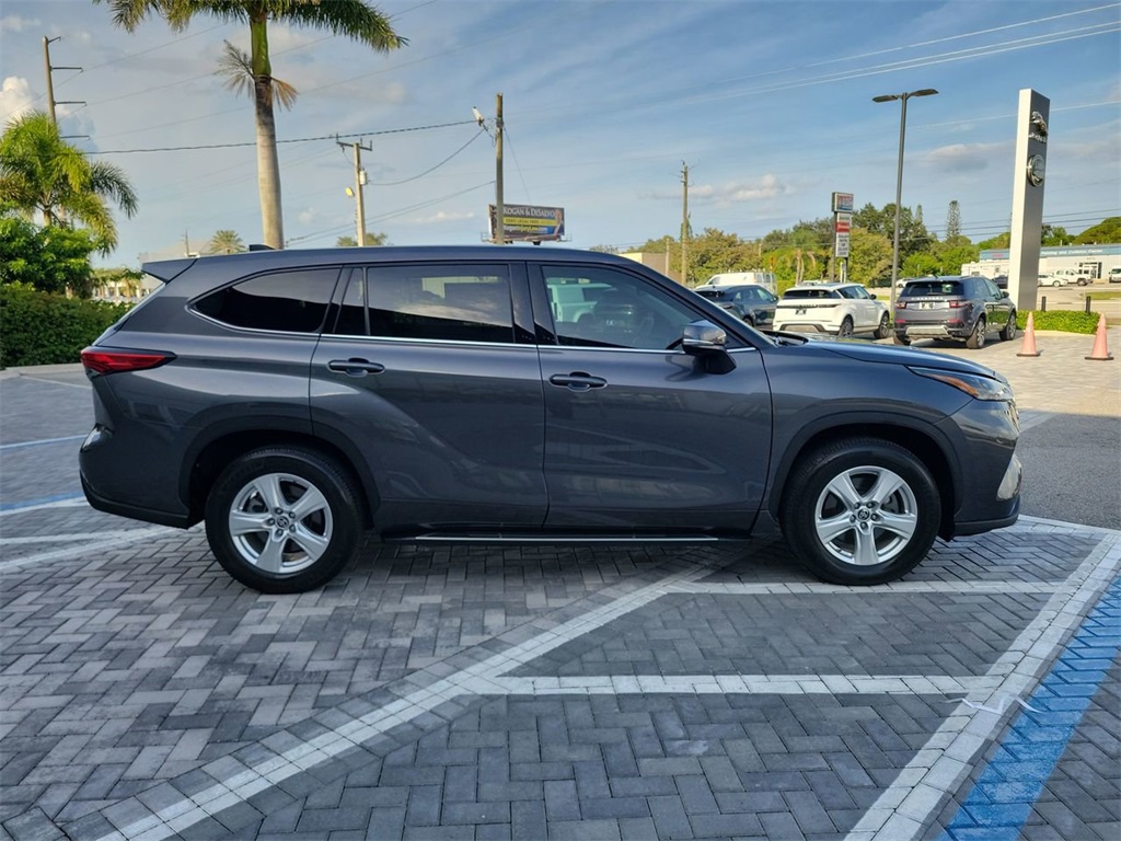 2022 Toyota Highlander LE photo 6
