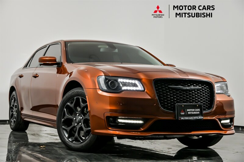 2021 Chrysler 300 Touring's photo