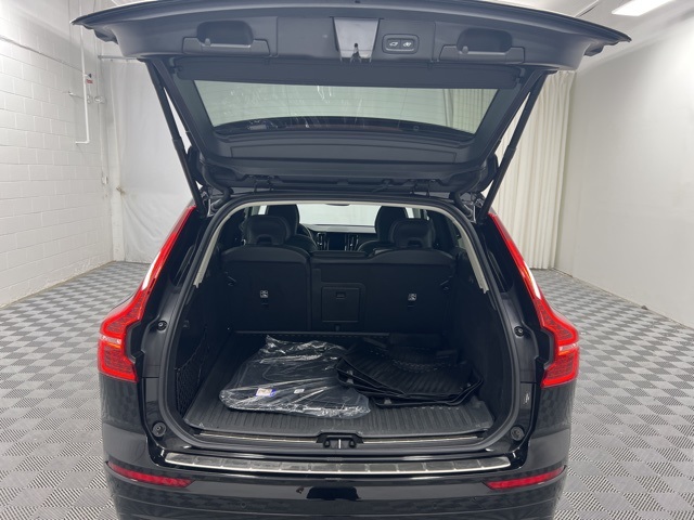 2022 Volvo XC60 B5 Momentum photo 8