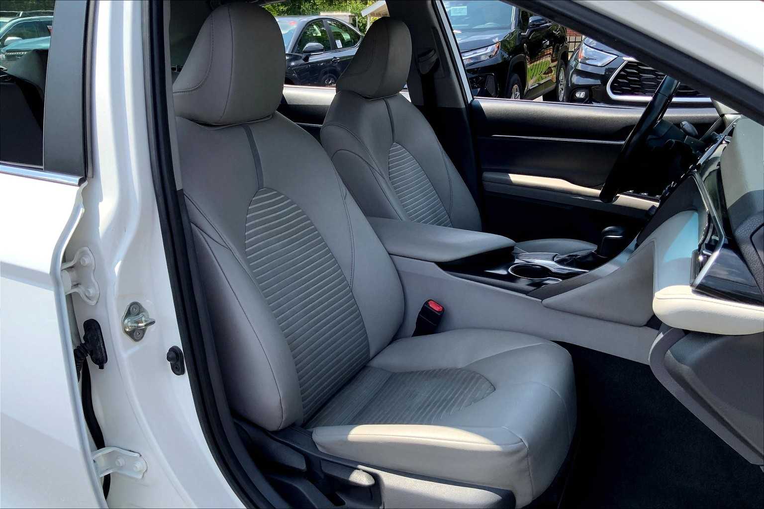 2019 Toyota Camry SE photo 8
