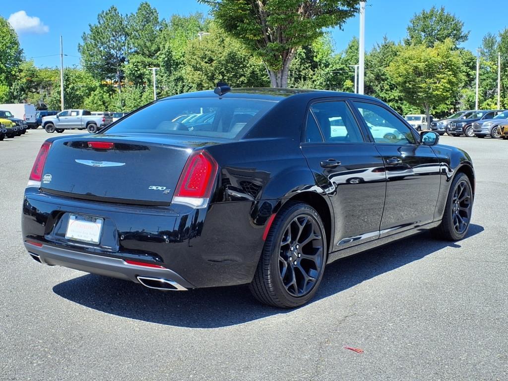 2020 Chrysler 300 photo 18