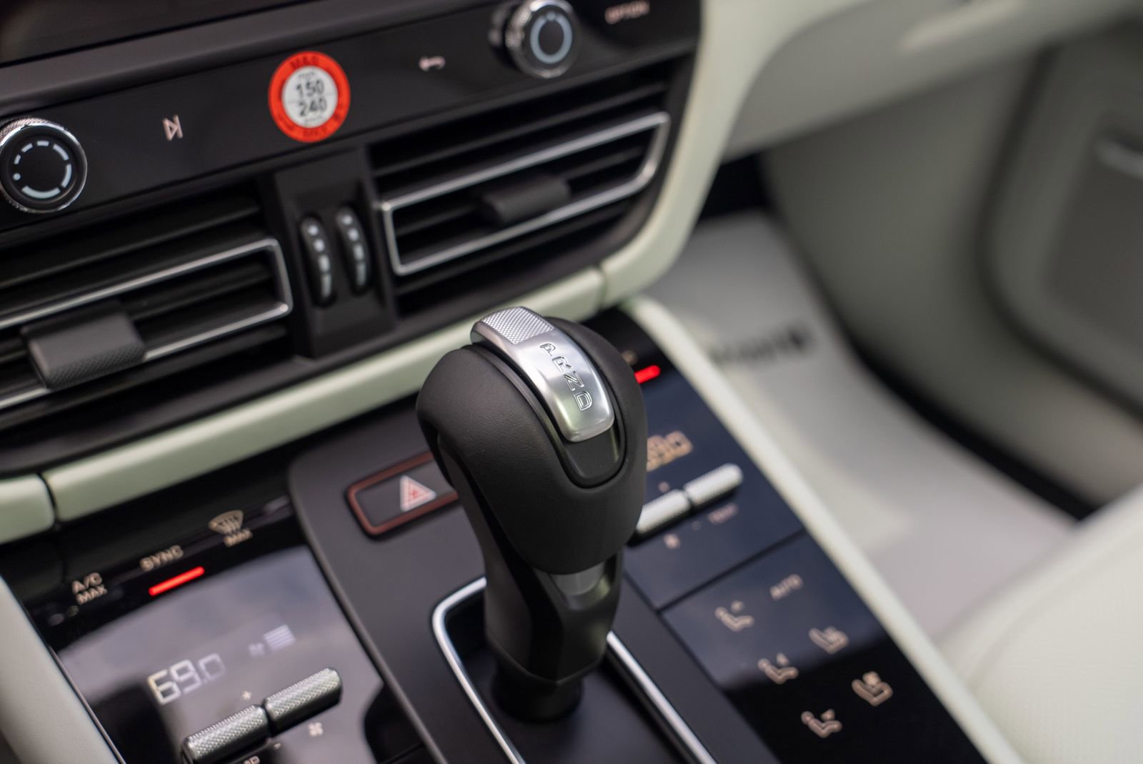 2025 Porsche Macan Base photo 33