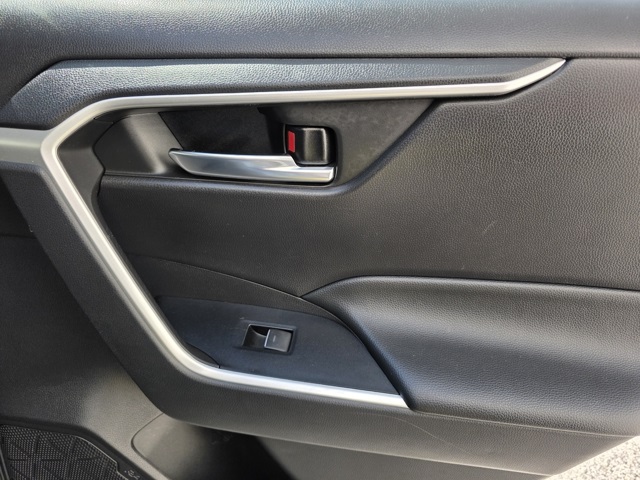 2022 Toyota RAV4 XLE photo 12