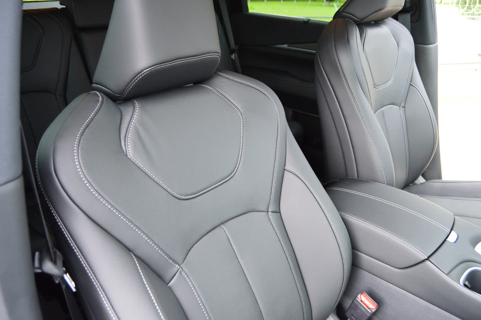 New 2025 Mineral Black INFINITI LUXE image 9