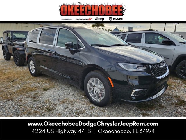 2026 Chrysler Pacifica Select's photo