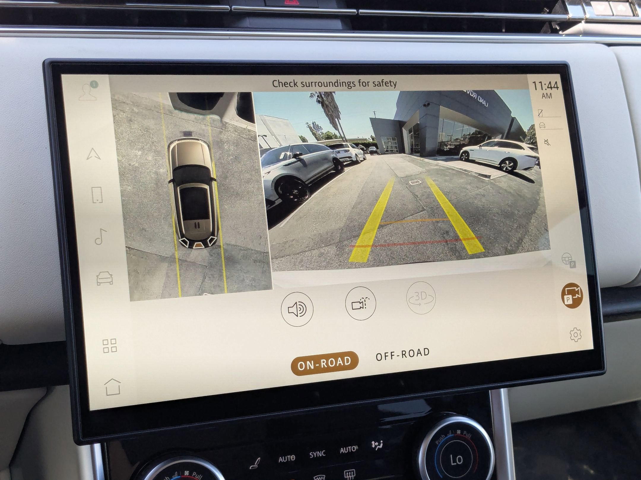 2023 Land Rover Range Rover SE photo 14