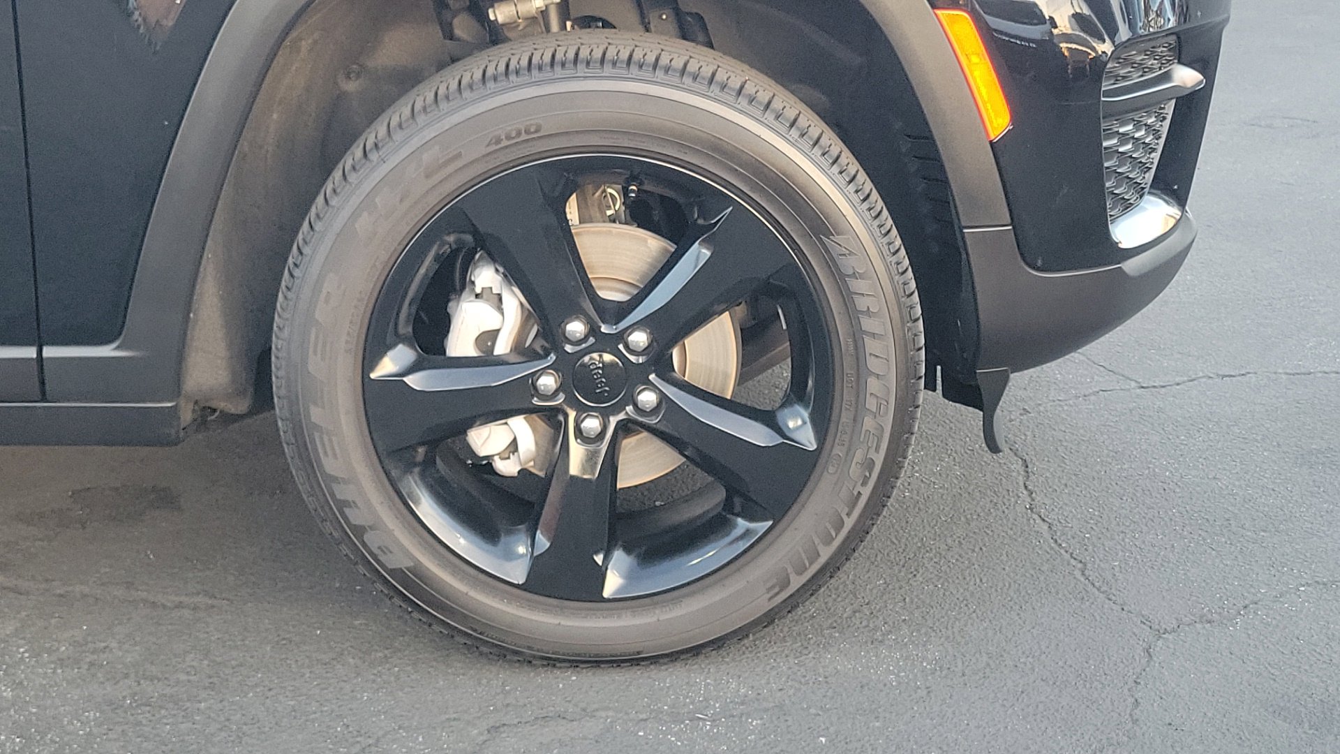 Used 2025 Diamond Black Crystal Pearlcoat Jeep Altitude X image 6