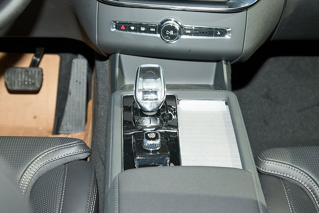 2026 VOLVO XC90 - Image 28