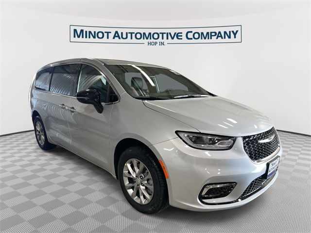 2026 Chrysler Pacifica Select's photo